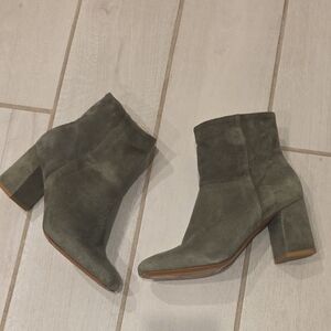 Apair Sued Booties